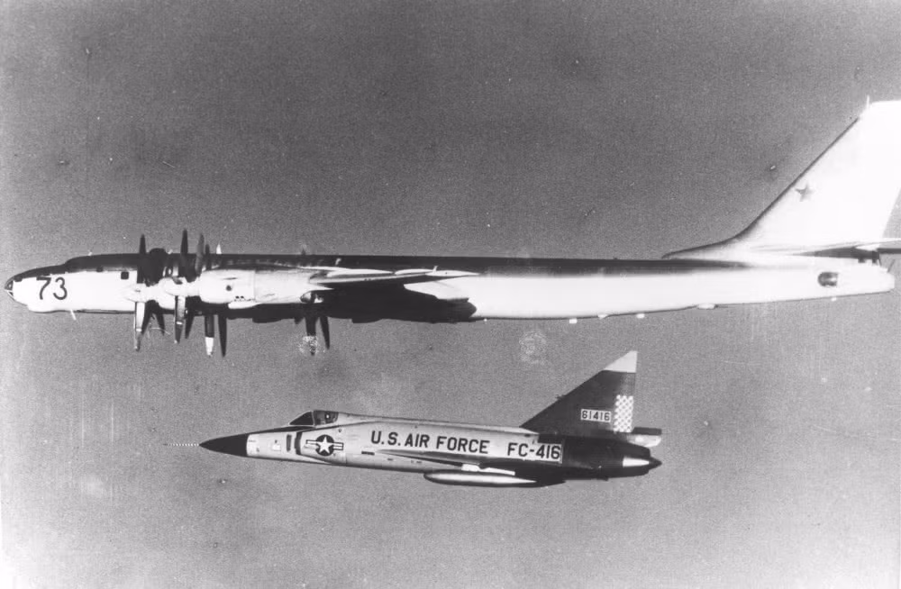 Bức ảnh được chụp vào những năm 50 khi máy bay Tu-95 của Liên Xô bay ra không phận nước ngoài được một chiến đấu cơ F-102A của Không quân Mỹ tiếp cận và áp tải - khi này, cuộc chiến tranh Lạnh mới chỉ manh nha và căng thẳng giữa Liên Xô và Mỹ chưa tăng cao. Nguồn ảnh: QQ.