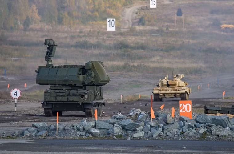 Tổ hợp tên lửa Tor-M2 này lần đầu tiên được Nga cho ra mắt tại Triển lãm hàng không Moscow 2007. Tuy nhiên phải 10 năm sau vào tháng 3/2017, tổ hợp này mới bắt đầu được phục vụ trong biên chế Quân đội Nga. Nguồn ảnh: Pinterest.