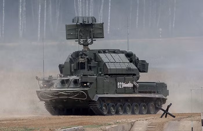 Được thiết kế bởi Tập đoàn Almaz-Antey, Tor-M2 là tổ hợp tên lửa phòng không được nâng cấp từ phiên bản Tor-M1. Đây là tổ hợp tên lửa phòng không tầm gần, có khả năng tiêu diệt các loại mục tiêu bay như chiến đấu cơ, trực thăng hoặc tên lửa hành trình. Nguồn ảnh: Defense.