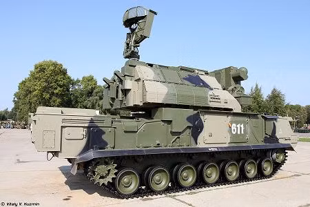 Tor-M2 có khả năng tiêu diệt đồng thời 4 mục tiêu cùng lúc ở độ cao từ 10m tới 10 km. Hệ thống này sử dụng loại tiên lửa đánh chặn đời mới, được cho là có hiệu suất hoạt động tốt hơn nhiều so với Tor-M1. Nguồn ảnh: Vitaly.