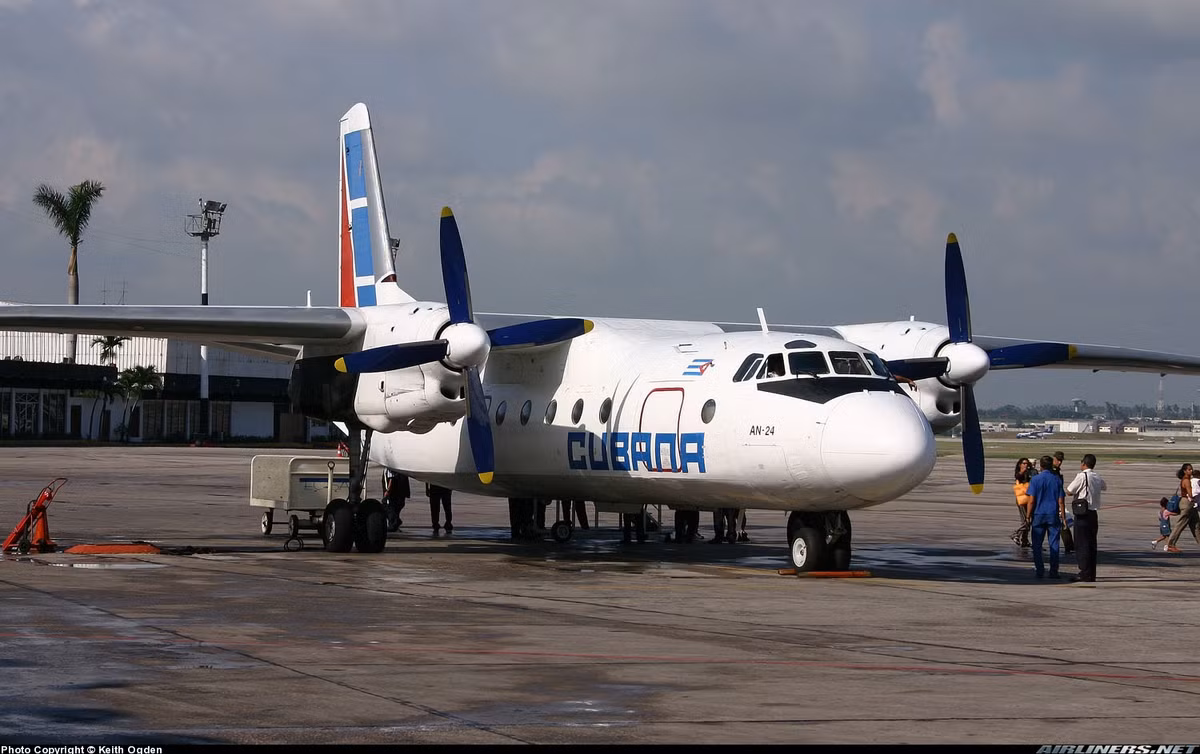 An-24 có phi hành đoàn yêu cầu từ 3 tới 4 người trong đó có 2 phi công, một kỹ sư bay và 1 sĩ quan radio (có thể không cần). Sức chứa tối đa của loại máy bay này là 52 hành khách hoặc trọng tài 5500 kg. Nguồn ảnh: Airplanes.