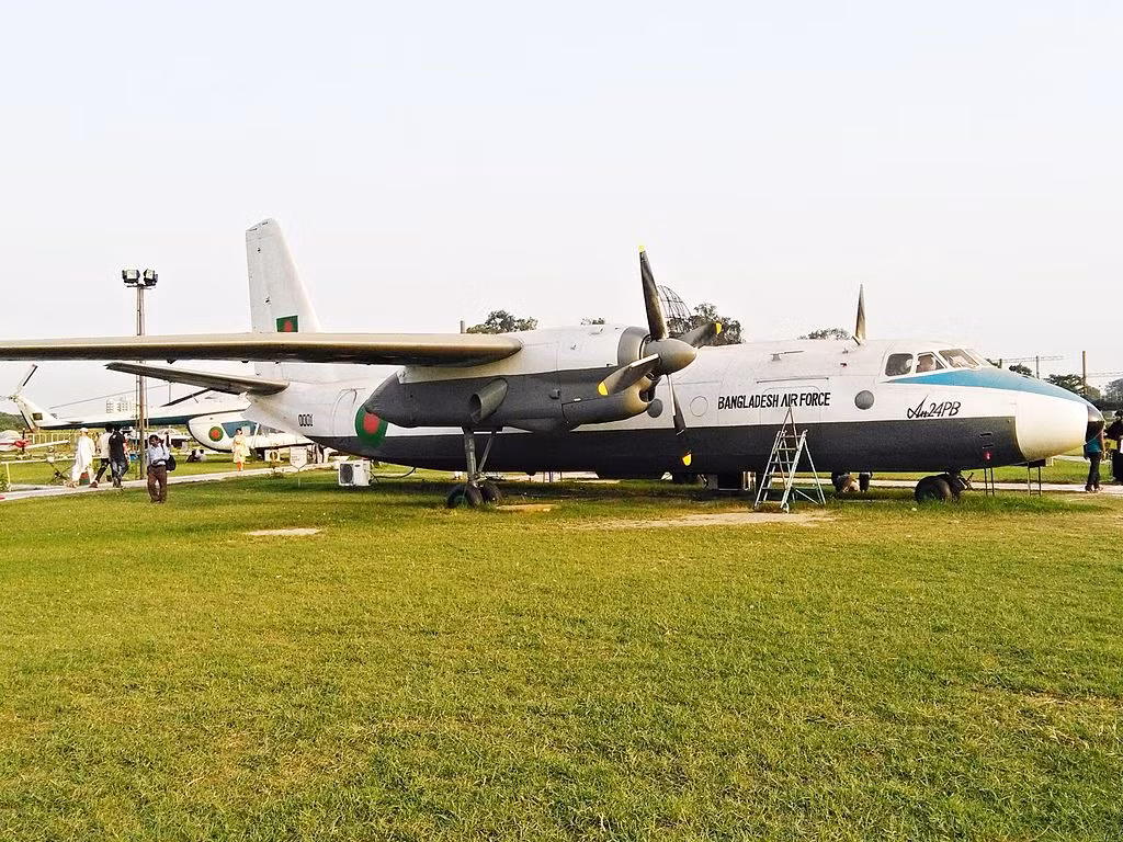 Hệ thống động cơ của An-24 cũng được thiết kế khoẻ hơn so với thông thường, giúp kéo lê nó trong cả trường hợp đường băng bị ngập nước hoặc có bùn lầy. Nguồn ảnh: Englishrussia.