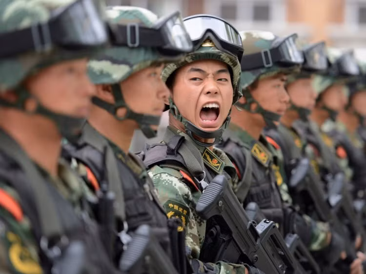 Trung Quốc - đối thủ trong cuộc Chiến tranh Thương mại với Mỹ hiện giờ đang có nhiều dấu hiệu xuống nước dù Washington vẫn có vẻ khá thờ ơ với các lệnh dỡ bỏ cấm vận từ quốc gia này. Trong năm 2019, ít có khả năng Trung Quốc dám phát động một cuộc chiến tranh tổng lực. Dù căng thẳng thương mại Mỹ - Trung có lên tới đỉnh điểm thì chiến tranh chắc chắn không phải là một giải pháp toàn diện. Nguồn ảnh: Chinanews.