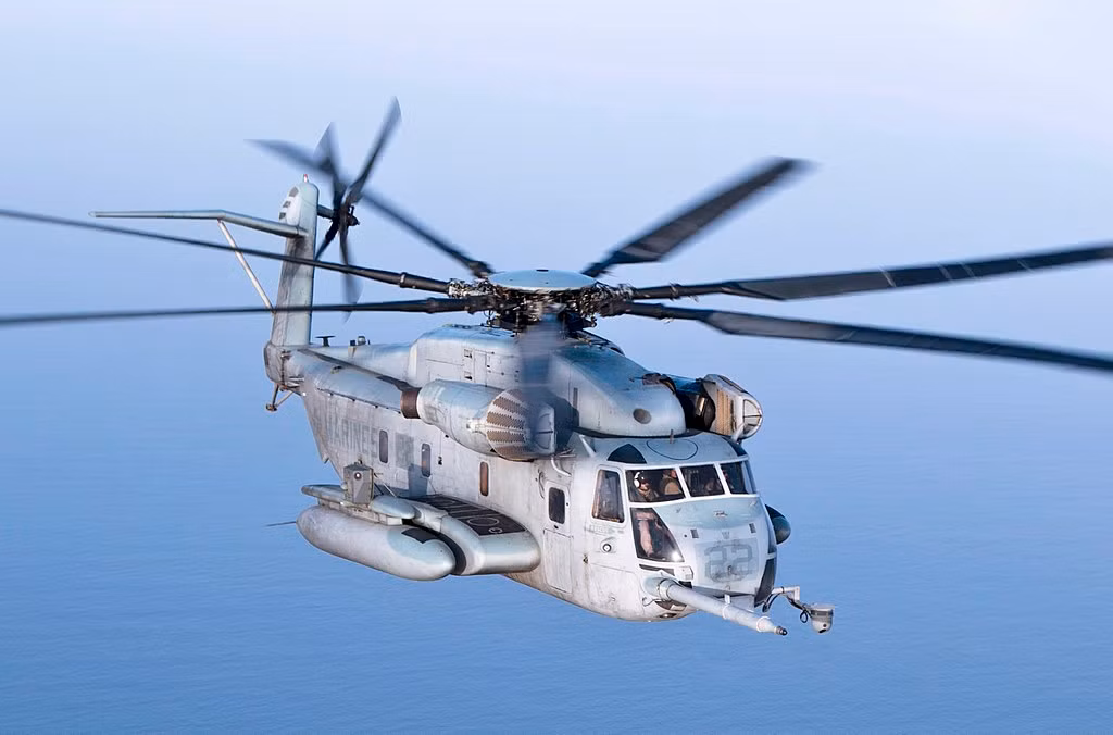 Năm 2015, Nhật thậm chí còn thành công trong việc xuất khẩu máy bay trực thăng MH-53E ngược sang cho Mỹ. Đây là các máy bay đã hết hạn, được Nhật loại biên nhưng đã được Mỹ mua lại để sử dụng trong các căn cứ của mình trên đất Nhật. Nguồn ảnh: Shaeb.