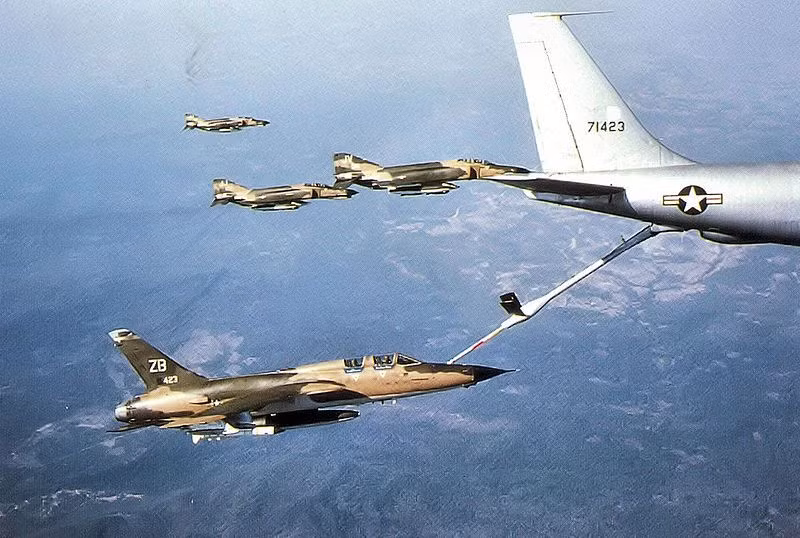 Về cơ bản, cả chiếc F-105 và F-35 đều có những đặc điểm cực kỳ giống nhau đó là có một ghế ngồi, sử dụng một động cơ và là loại động cơ mạnh nhất thế giới khi nó được ra đời. Thậm chí các nhược điểm về độ cơ động và trọng tải vũ khí cũng gần như na ná nhau. Nguồn ảnh: Pinterest.