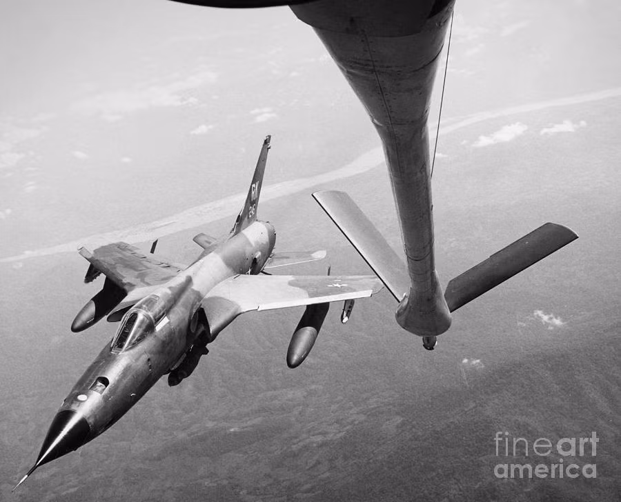 Vào thời điểm đầu tiên xuất hiện trong Chiến tranh Việt Nam năm 1964, chiếc F-105 của Không quân Mỹ đã tỏ ra áp đảo loại tiêm kích MiG-17 của Không quân Nhân dân Việt Nam thời điểm bấy giờ. Nguồn ảnh: Fineart.