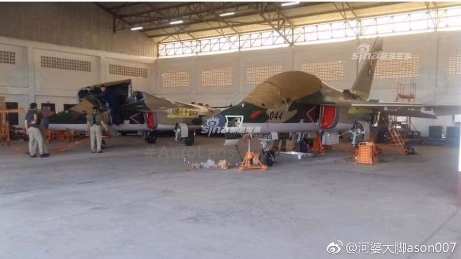 Dựa trên những hình ảnh mới nhất thì trong đợt tiếp nhận Yak-130 vừa qua, Nga đã chuyển giao cho Lào đồng thời hai chiếc Yak-130 thay vì một như nhiều nguồn tin trước đó đã đưa tin. Những chiếc máy bay này mang số hiệu lần lượt là 044 và 046, điều này cũng tạo ra nghi vấn rằng rất có thể Không quân Lào có trong tay nhiều hơn hai chiếc Yak-130. Nguồn ảnh: Sina.