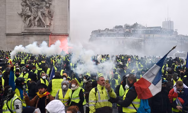 Người biểu tình áo vàng chiếm đóng Khải Hoàn Môn tại đại lộ Champs-Élysées - trái tim của thủ đô Paris, Pháp. Nguồn ảnh: TA.