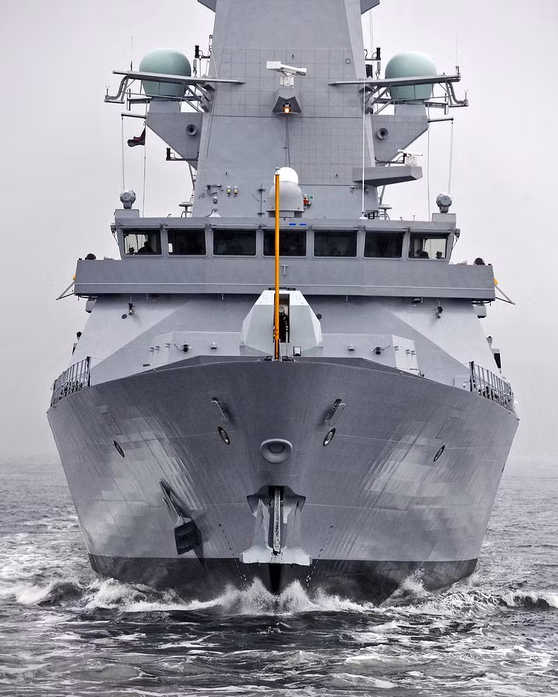 HMS Duncan là một trong các khu trục hạm hiện đại nhất của Hải quân Anh được đóng theo lớp Type 45 Daring. Con tàu có sự phục vụ của gần 200 thủy thủ này được trang bị hệ thống radar hiện đại nhất cùng hệ thống tên lửa đánh chặn tiên tiến phục vụ cho nhiệm vụ số 1 bảo vệ hạm đội. Nguồn ảnh: Wikipedia