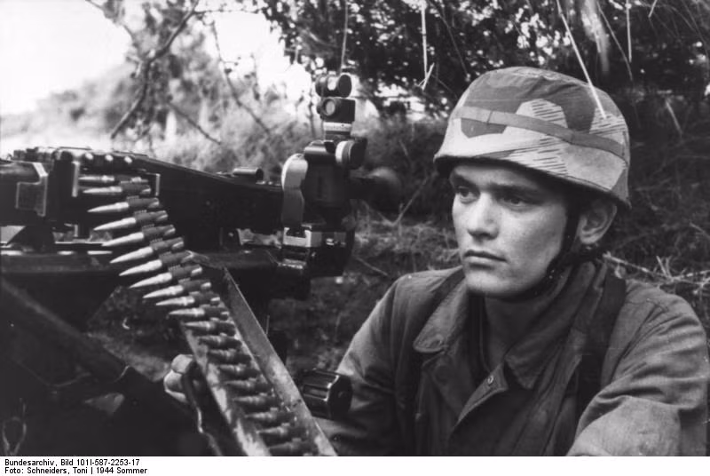 Súng máy MG-42 vẫn là hoả lực nguy hiểm nhất của lực lượng lính dù Đức. Thực tế thì học thuyết quân sự của Đức nhấn mạnh vào sức mạnh của súng máy và cho rằng đây là loại vũ khí tiêu diệt sinh lực địch chủ yếu. Nguồn ảnh: Photoarchive.