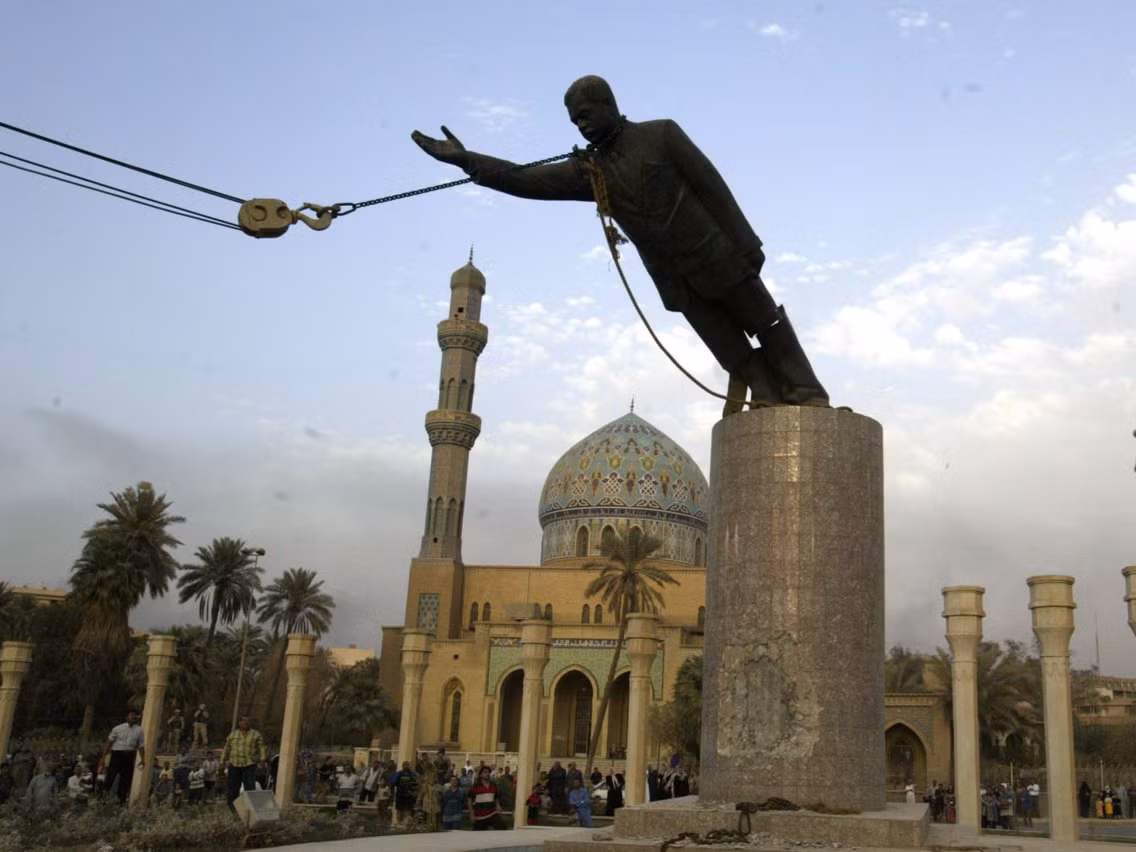 Sự hình thành của ISIS ít nhiều chịu tác động của cuộc chiến tranh Iraq (2003) gây ra xáo trộn lớn trong xã hội Iraq cũng như trong các quốc gia lân cận. Các nhóm vũ trang khủng bố với tư tưởng cực đoan nổi lên như một lẽ tất yếu với nhiều mục đích khác nhau nhưng cách thức thực hiện đều khủng bố như nhau. Nguồn ảnh: BI.
