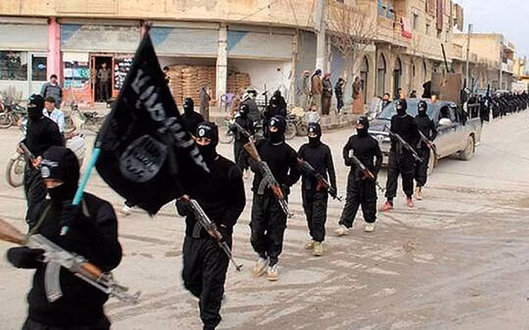 Sau đợt phóng thích từ nhân số lượng lớn ở Iraq năm 2012, số lượng thành viên của phiến quân IS đã tăng nhanh chóng mặt và tất nhiên, địa bàn hoạt động của lực lượng này giờ đây cũng là Syria chứ không còn là Iraq. Cần phải lưu ý thêm, số lượng tù nhân được Iraq phóng thích trong thời gian từ 2012 tới 2014 lên tới vài nghìn tên, chủ yếu đều đi tù vì tội có dính líu tới các tổ chức khủng bố trước đây như al-Qaeda. Nguồn ảnh: BI.