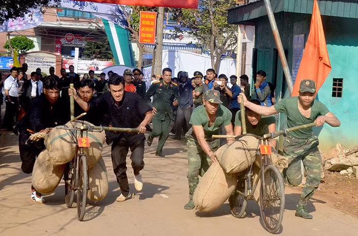 Hình ảnh tại một cuộc thi đẩy xe đạp thồ diễn ra ở Điện Biên Phủ hàng năm. Nguồn ảnh: Baodienbienphu.