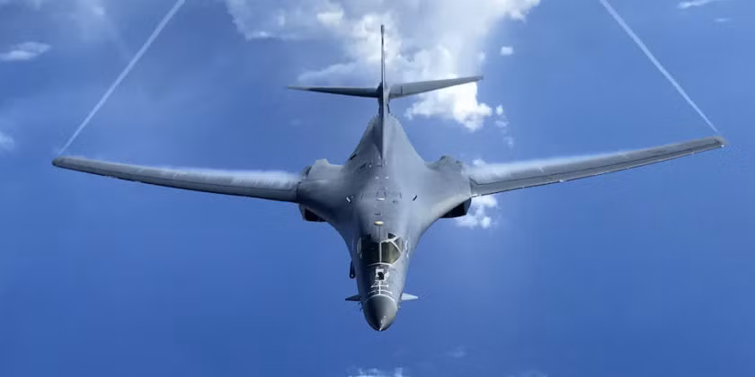 Động cơ của Tu-160 bao gồm 4 động cơ loại Samara NK-321 có công suất đẩy khôi là 137.3 kN và đốt sau lên tới 245 kN mỗi động cơ. Trong khi đó bốn động cơ loại GE F101 của B-1B Lancer lại có công suất đẩy khô chỉ là 77,4 kN và đốt sau tối đa cũng chỉ 136 kN - nghĩa là đốt sau của chiếc B-1B Lancer không bằng đẩy khô của chiếc Tu-160 - một khoảng cách khá lớn. Nguồn ảnh: Nationalinterest.