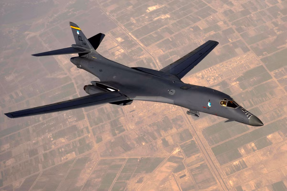 Tầm hoạt động của Tu-160 cũng lớn hơn hẳn so với tầm hoạt động của B-1B Lancer. Khi mang theo đầy đủ vũ khí, tầm hoạt động của Tu-160 vẫn là 7300 km so với chỉ 5500 km của B-1B Lancer. Khi không mang tải, tầm hoạt động tối đa của Tu-160 có thể lên tới trên 12.000 km trong khi với B-1B Lancer chỉ là 9400 km. Nguồn ảnh: Nationalinterest.