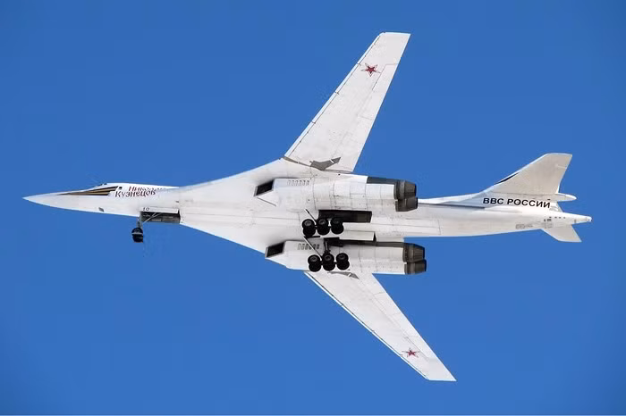 Việc động cơ yếu hơn hẳn dẫn tới việc B-1B Lancer sẽ có tốc độ chậm hơn nhiều so với Tu-160 của Nga. Cụ thể, tốc độ tối đa ở độ cao 12.000 mét so với mực nước biển của B-1B Lancer chỉ vào khoảng Mach 1.25 trong khi đó với Tu-160 tốc độ có thể lên tới Mach 2.05. Nguồn ảnh: Nationalinterest.