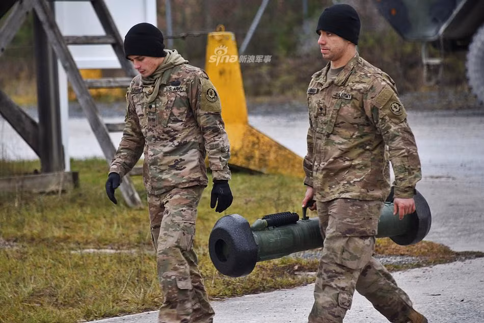 My trang bi ten lua Javelin cho Stryker de doi dau voi T-72 Nga?