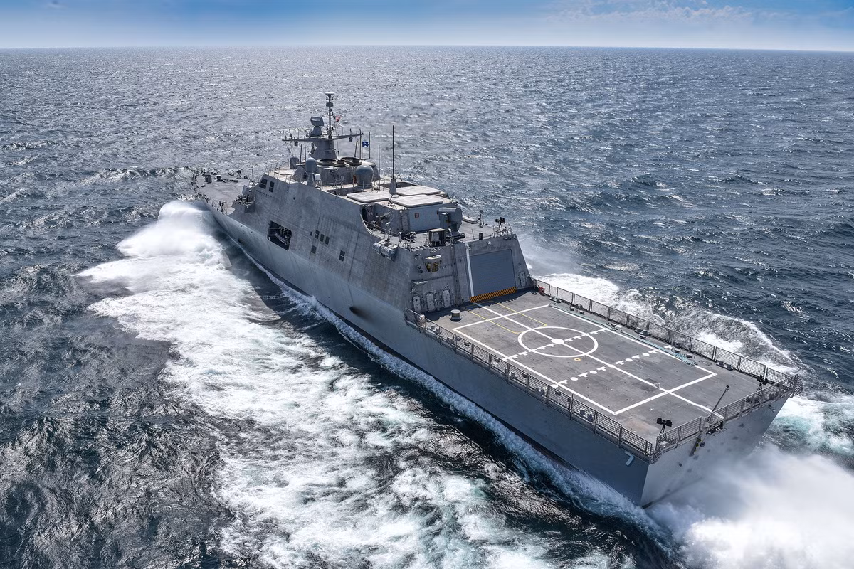 USS St. Louis có tầm hoạt động tối đa 6500 km ở tốc độ 18 hải lý trên giờ tương đương 33 km/h. Tàu có số lượng thuỷ thủ đoàn tối đa 75 người. Tuy nhiên trong trường hợp khẩn cấp, St. Louis hoàn toàn có thể vận hành với chỉ 15 người. Nguồn ảnh: USnavy.
