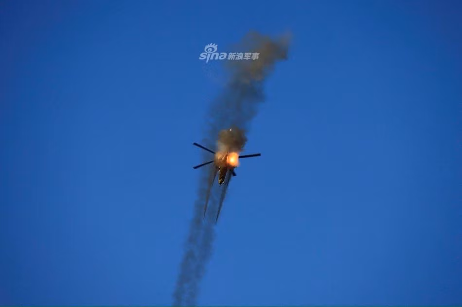 10 chiếc trực thăng tấn công Mi-28N đầu tiên đã được Nga chuyển giao cho Iraq vào một năm sau đó. Năm 2014, một lô 13 chiếc tiếp theo đã được chuyển giao tiếp và tới năm 2015, hợp đồng bàn giao được hoàn thiện. Nguồn ảnh: Sina.