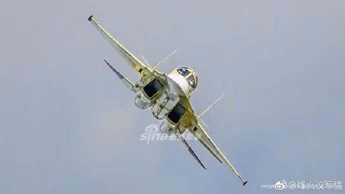 Ngay sau khi được ra khỏi nhà máy, những chiếc Su-34 sẽ được chạy thử không tải dưới mặt đất trước khi chính thức bay thử nghiệm để kiểm tra khả năng bay và khả năng cơ động của chiến đấu cơ này. Nguồn ảnh: Sina.