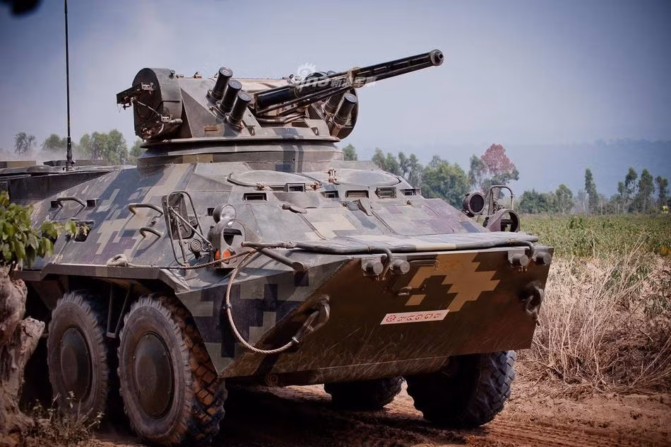 Hoả lực đáng chú ý nhất của chiếc BTR-3E1 là hệ thống ống phóng chống tăng tự động AGS-17 được gắn ở bên trái thành xe cho phép nó có khả năng chống tăng. Nguồn ảnh: Sina.