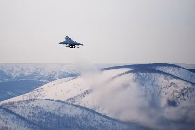 Phiên bản MiG-31BM được trang bị hệ thống radar Zaslon-M cải tiên. Hệ thống radar này có khả năng tìm kiếm mục tiêu ở khoảng cách 360 km và tương thích với các loại tên lửa tầm xa như R-33S. Nguồn ảnh: BI.