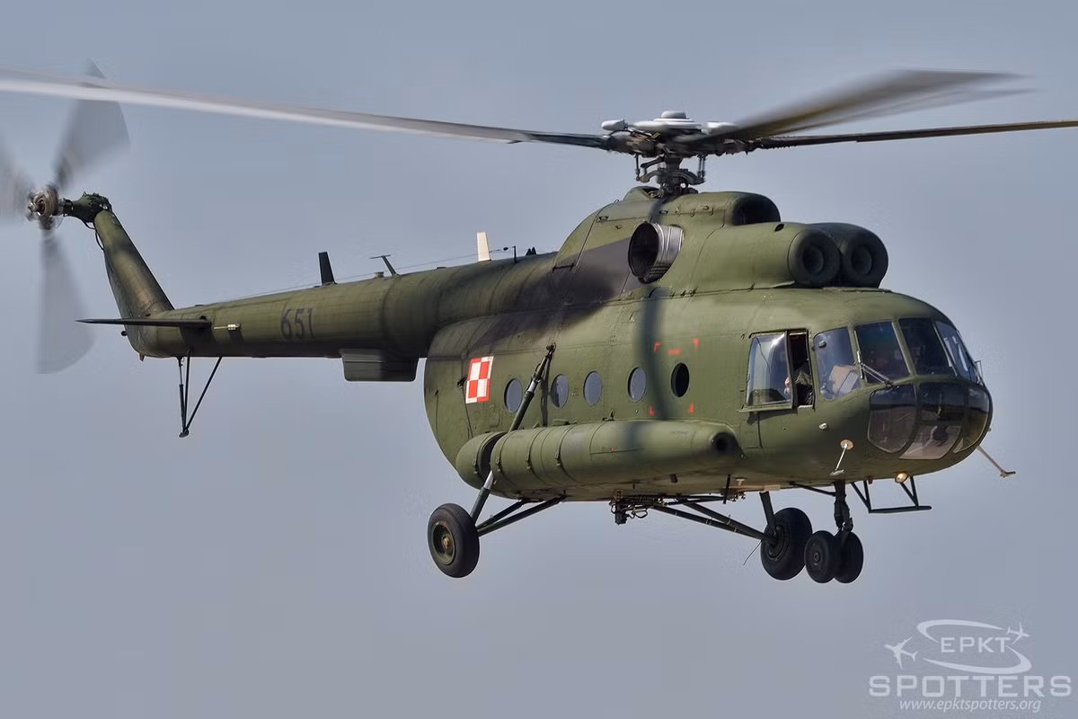 Ba Lan hiện tại có một phi đoàn Mi-17 với số lượng 16 chiếc. Biên chế Phi đoàn của Ba Lan có phần khác nhiều quốc gia trên thế giới khi có số lượng phương tiện trực chiến là 16 chiếc thay vì 12 hoặc 24 chiếc như thông thường. Nguồn ảnh: Sina.