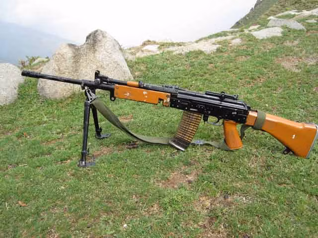 Cuối cùng là khẩu súng trường Insas của Ấn Độ. Đây là loại súng được Ấn Độ tự thiết kế và sản xuất. Insas có thể hoạt động rất tốt không có lỗi lần ở những đơn vị quân đội đóng ở miền Nam Ấn Độ nhưng ở phía Bắc, khẩu súng này lại mang tiếng giết lính Ấn nhiều hơn cả đối phương. Nguồn ảnh: QQ.