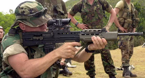 L85 - một trong những khẩu súng trường tấn công thiết kế Bullpup hiện đại bậc nhất của Quân đội Anh ngày nay. Khi được ra đời, khẩu súng này được thiết kế để bắn được tối thiểu 120 phát trong 24 giờ - vâng, chính xác là 120 phát trong 24 giờ, không hề có sự nhầm lẫn nào ở đây cả. Nguồn ảnh: QQ.