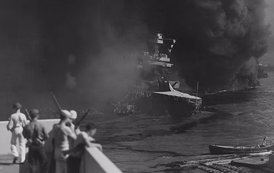 USS California cũng cùng chung số phận. Trong ảnh, có thể nhận thấy từng hàng dài thuỷ thủ trên tàu USS California đang xuống tàu nhỏ để di tản. Nguồn ảnh: TA.