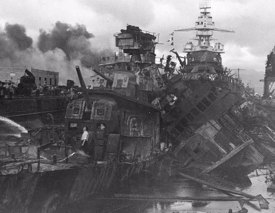 Đống sắt vụn còn lại của tàu USs Downes và USS Casin tại Trân Châu Cảng, thiệt hại là quá nặng khiến cả hai tàu này đều không thể sửa chữa lại được. Nguồn ảnh: TA.