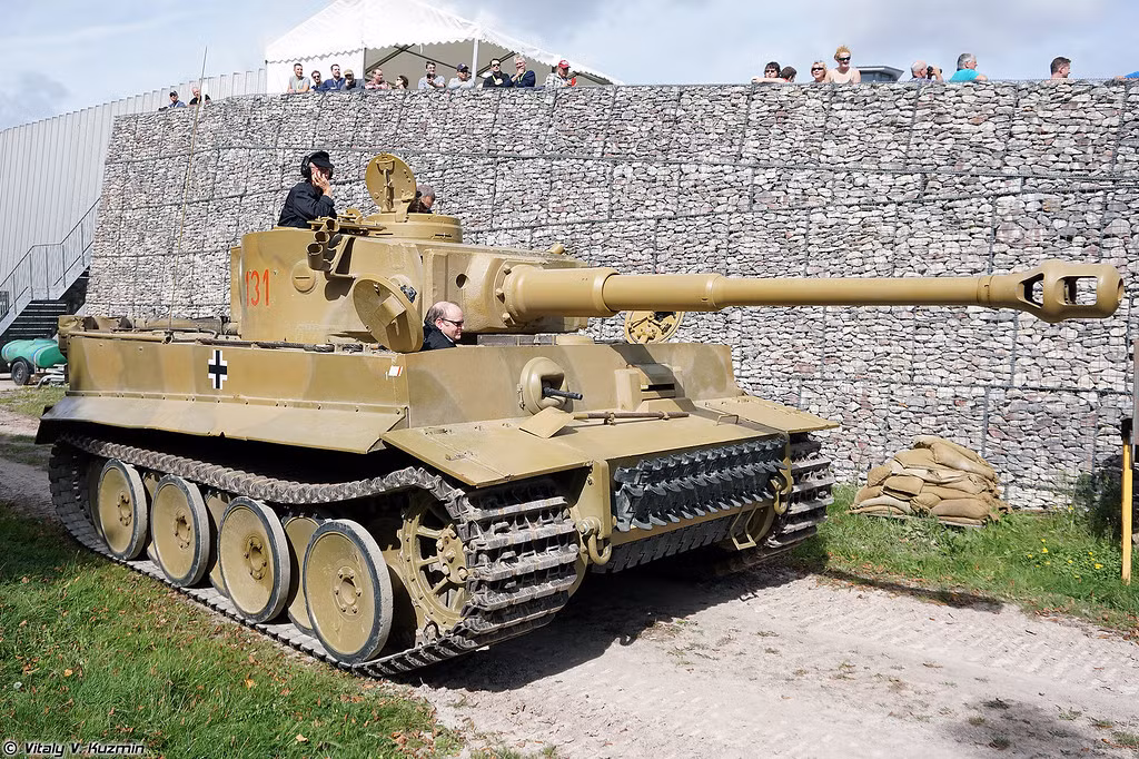 Xe tăng Tiger số hiệu 131 được hoàn thiện vào tháng 1 hoặc tháng 2/1943 với số khung là 250122 và được vận chuyển tới chiến trường Tunisia trong khoảng thời gian từ ngày 12/3 tới 16/4 cùng năm đó. Nguồn ảnh: Vitaly.
