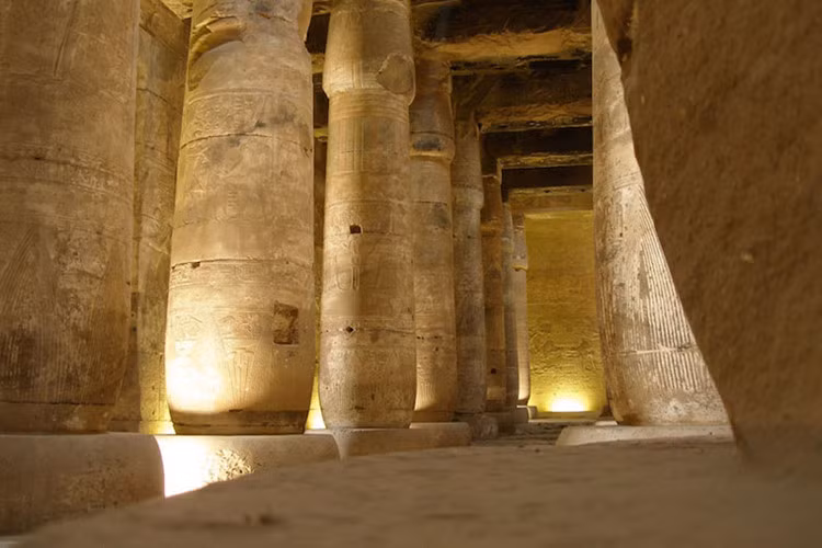5. Seti I. Đền thờ tưởng niệm của Seti I, pharaon thứ nhì của Vương triều thứ 19. Ngôi đền được xây dựng vào cuối ngày trị vì Seti và có thể đã được hoàn thành bởi con trai Ramesses Đại đế sau cái chết của ông (năm 1279 TCN)..