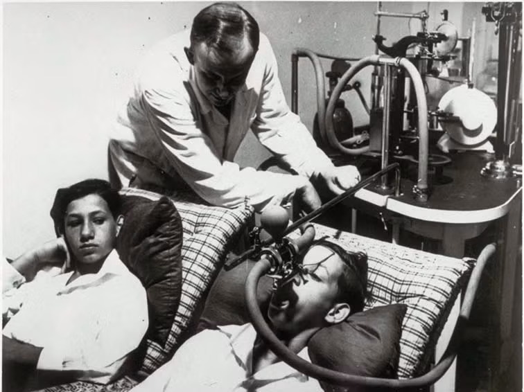 Như nhiều "bác sĩ tử thần" khác dưới thời trùm phát xít Hitler, với tham vọng thăng tiến nhanh chóng thông qua các công trình nghiên cứu "mang tính đột phá", Mengele đã xúc tiến hàng loạt thí nghiệm quái dị trên các tù nhân Do Thái. Nhân danh "chữa trị" y tế, hắn trực tiếp tiêm hoặc ra lệnh cho những kẻ dưới quyền tiêm đủ thứ hóa chất, từ xăng dầu cho tới chất gây mê cực mạnh chloroform, vào người hàng ngàn tù nhân.