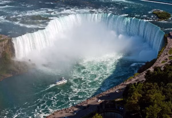 Thác Niagara đã từng cạn sạch nước: Năm 1969, chính phủ Hoa Kỳ và Canada đã quyết định thay đổi dòng chảy của ngọn thác hùng vĩ này sang một đường nước nhân tạo để ngăn sự xói mòn của thác Niagara. Sự kiện này đã thu hút hàng ngàn du khách đến tận nơi để chứng kiến tận mắt cảnh thác Niagara chẳng còn giọt nước nào.