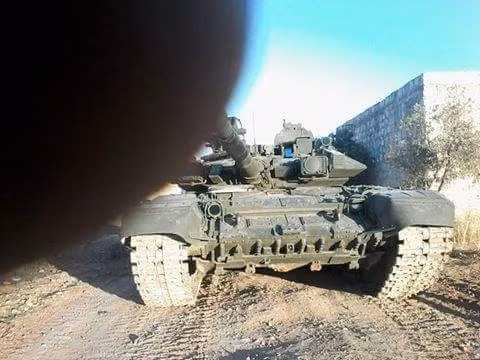 Một số trang mạng Syria mới đây đăng tải một vài bức ảnh sự di chuyển của xe tăng T-90A của Nga rời khỏi căn cứ không quân Latakia tới địa điểm không xác định.