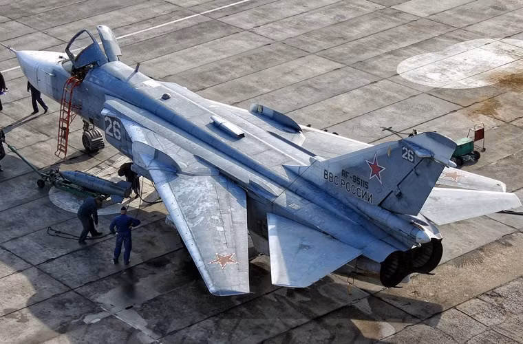 Bên cạnh hỏa lực nâng cấp, Su-24M2 vẫn giữ lại tính năng bay độc đáo với kiểu cánh cụp cánh xòe. Theo đó, phần cánh của Su-24 có thể di chuyển 4 góc khác nhau gồm:16° để cất cánh và hạ cánh; 35° và 45° cho bay tuần tiễu tại những độ cao khác nhau…