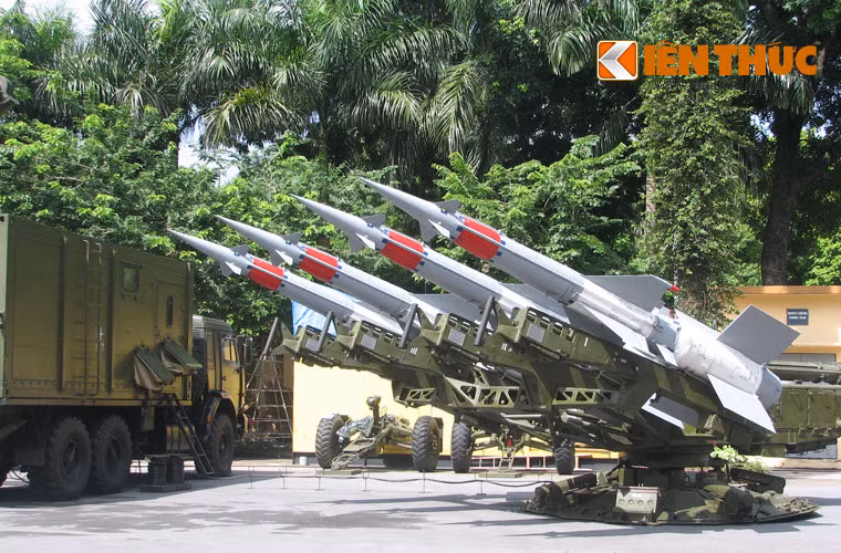 Bệ phóng tổ hợp tên lửa phòng không S-125-2TM.