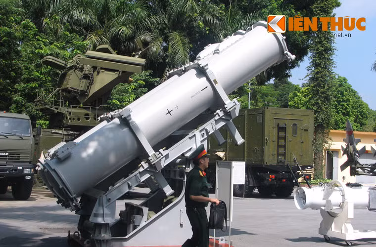 Ống phóng tên lửa ký hiệu 3C-24E do Viện Khoa học và Công nghệ quân sự thiết kế, chế tạo.