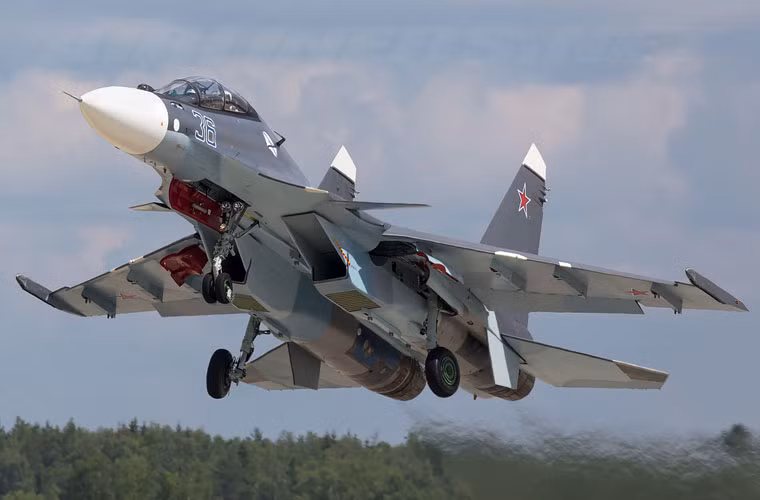 Về hỏa lực, cũng như các máy bay Sukhoi Su-27/30 khác, Su-30SM mang được tối đa tải trọng vũ khí tới 8 tấn gồm hầu hết các loại tên lửa, bom hiện nay của CNQP Nga. Đặc biệt, nó có khả năng mang được thêm cả tên lửa hành trình siêu âm Oniks hoặc BrahMos.