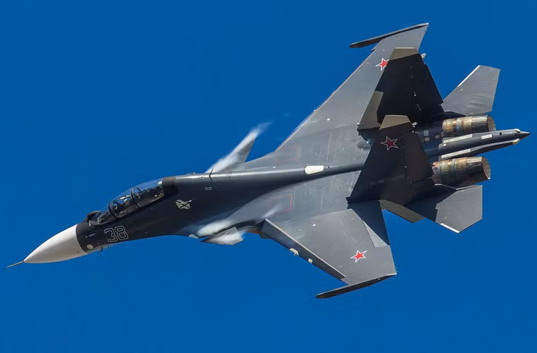 Cụ thể, loại chiến đấu cơ Su-27 chụp ở căn cứ al-Assad có cánh mũi nhỏ nằm phía sau buồng lái, trước cánh chính. Đặc điểm đó trùng khớp với tiêm kích đa năng Su-30SM đang phục vụ ngày càng phổ biến trong Không quân Nga.