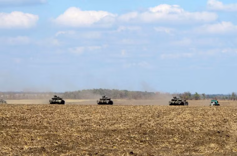 Đội hình xe tăng T-64BV dàn hàng tiến công mục tiêu.