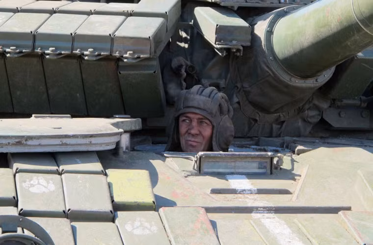 T-64BV hiện là “xương sống” lực lượng xe tăng Quân đội Ukraine. Nó là bản nâng cấp của mẫu tăng T-64 được sản xuất dưới thời Liên Xô với giáp phản ứng nổ Kontakt.
