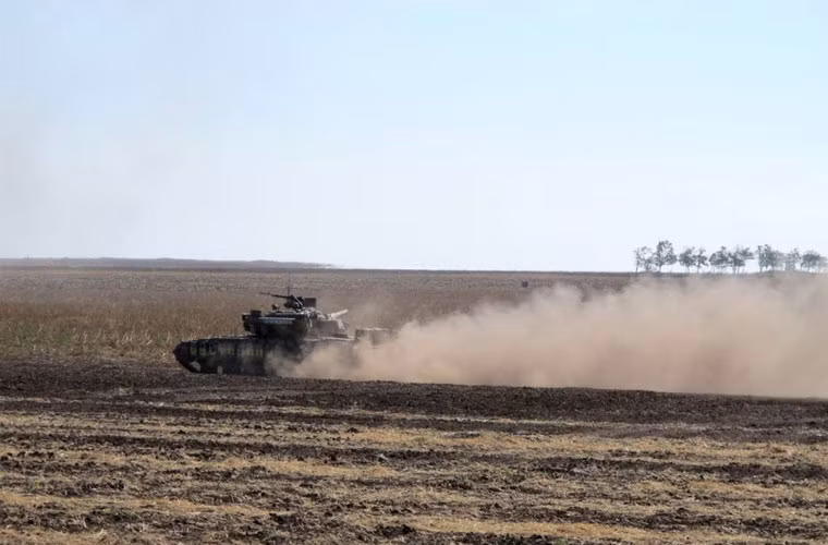 Xe tăng T-64BV tăng tốc chạy trên đồng hoang.