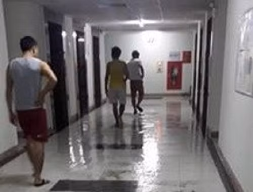 Không chỉ thế, cả 7 thang máy lúc đó đều ngừng hoạt động. Người dân lên không được, xuống không xong, phải chịu cảnh “cấm cung trên cao”. Phải đến 19h cùng ngày, sự cố vỡ đường ống nước mới được khắc phục. Theo đại diện Tập đoàn Mường Thanh, nguyên nhân dẫn tới sự cố trên là do dây cao su bị hỏng khiến đường ống cấp nước sạch bị vỡ.