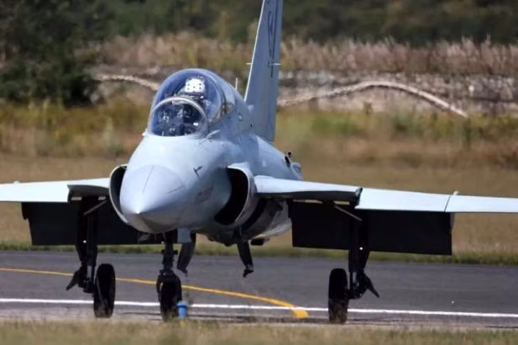 Không quân Campuchia hiện chỉ có 5 máy bay huấn luyện phản lực L-39 và 2 chiếc tiêm kích MiG-21-2000 (hiện đại hóa bởi Israel). Các máy bay còn lại đều đang trong tình trạng hư hỏng.