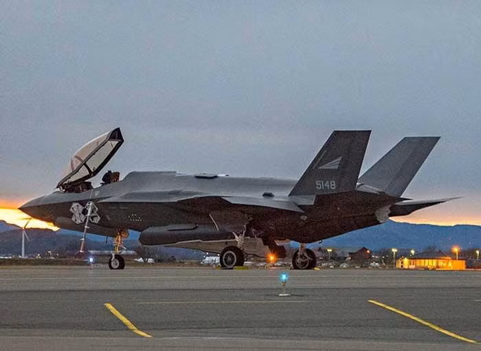 Hiện tại, tổng số tiêm kích tàng hình F-35A có mặt tại Na Uy là 15 chiếc, đây là một phần của phi đội máy bay chiến đấu số 332 đóng tại căn cứ Erland.