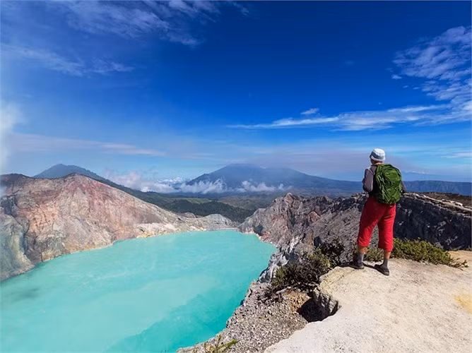 Trong 'trái tim' của miệng núi lửa Ijen nằm trên đảo Java của Indonesia, có một hồ nước màu xanh biếc tương phản hoàn toàn với màu sắc của mọi vật xung quanh. Mặc dù hồ có nồng độ axit cao nhưng du khách vẫn đổ về đây rất đông để được chiêm ngưỡng vẻ đẹp lộng lẫy của nó.