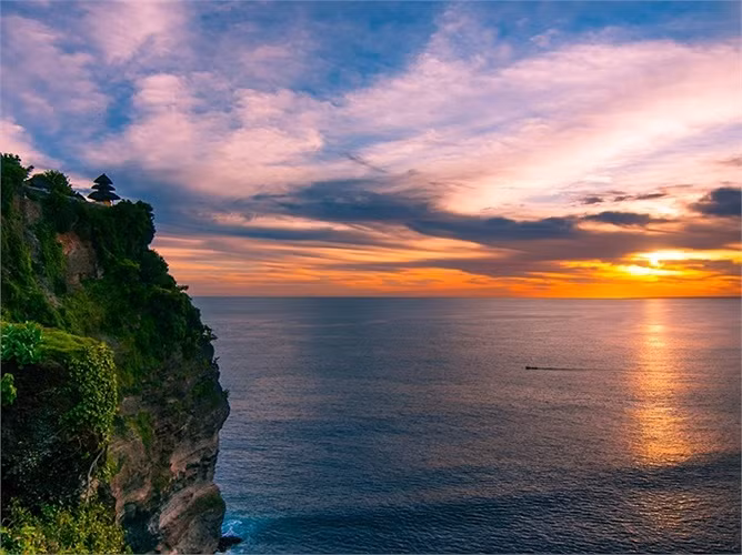 Đền Uluwatu nổi tiếng nằm trên đỉnh của một vách đá dốc đứng, nơi có thể chiêm ngưỡng được khoảnh khắc tuyệt đẹp của hoàng hôn, ngắm nhìn Ấn Độ Dương và thưởng thức các chi tiết độc đáo của kiến trúc Bali, với những tác phẩm điêu khắc cổ xưa.