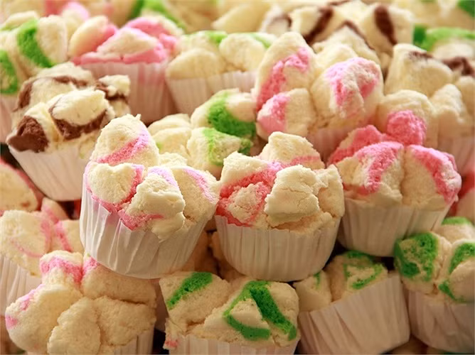 Bolu Kukus loại bánh truyền thống của Indonesia, được hấp chín với chất bánh vô cùng mịn và mềm mại.